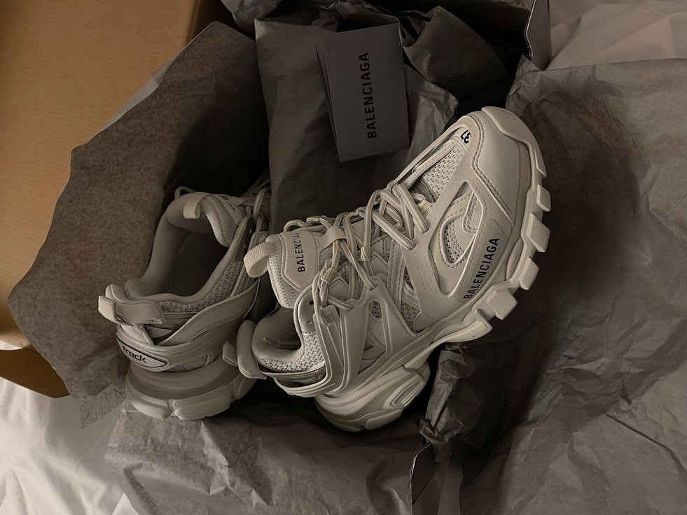 BALENCIAGA - באלנסיאגה