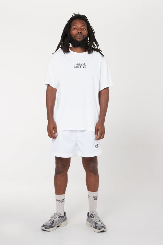 טי שירט גלרי דפט "UPSIDE DOWN" בצבע לבן