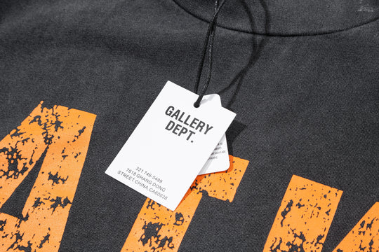 טי שירט גלרי דפט "ATK"  בצבע שחור דהוי וכתום