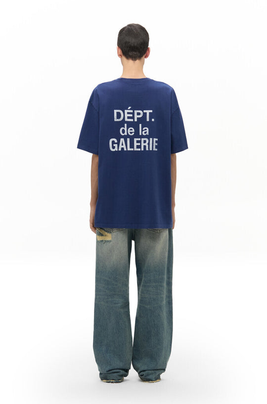 טי שירט גלרי דפט "FRENCH STATEMENT" בצבע כחול עמוק