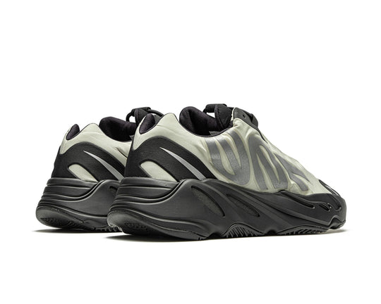 ייזי 700 2.0 - שחור\ שמנת