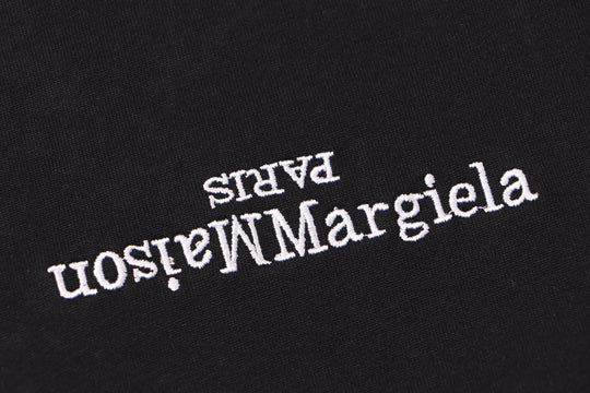 טי שירט מייסון מרג'ילה לוגו הפוך בצבע שחור