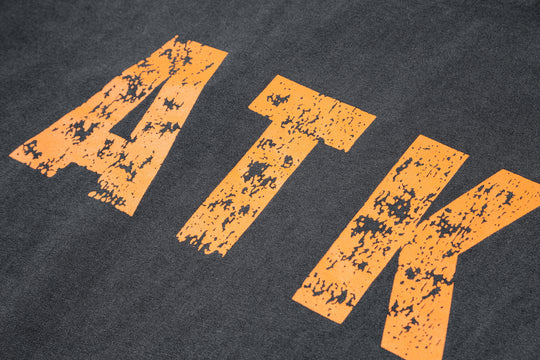 טי שירט גלרי דפט "ATK"  בצבע שחור דהוי וכתום