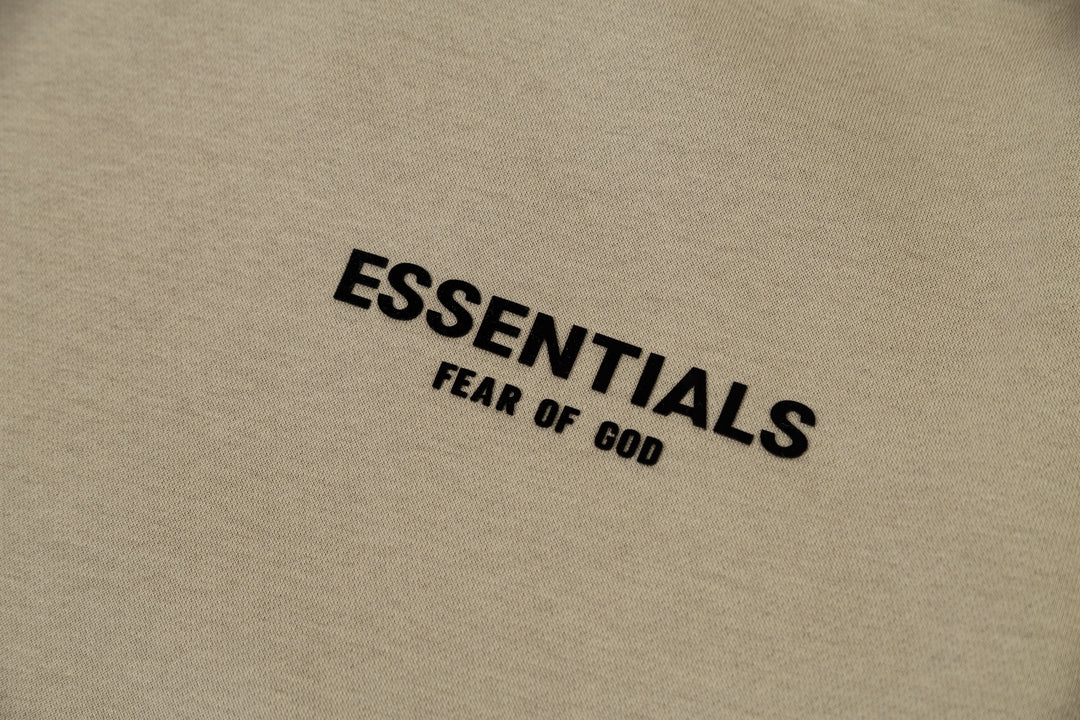 קפוצ'ון "ESSENTIALS FEAR OF GOD" כיתוב כפול בצבע קאמל כהה