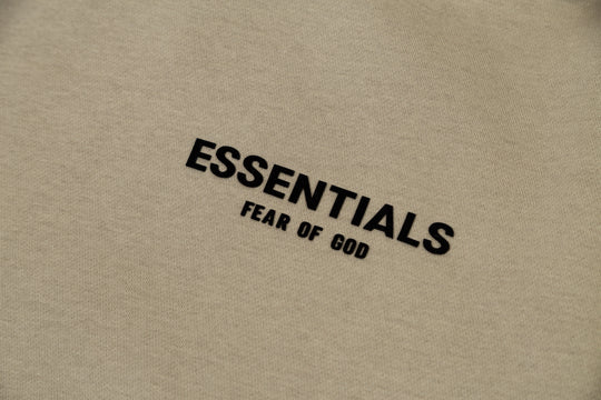 קפוצ'ון "ESSENTIALS FEAR OF GOD" כיתוב כפול בצבע קאמל כהה