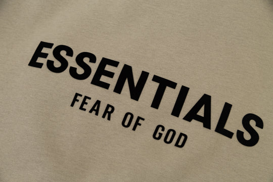 קפוצ'ון "ESSENTIALS FEAR OF GOD" כיתוב כפול בצבע קאמל כהה